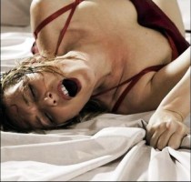 Более половины женщин обманывают партнеров в постели